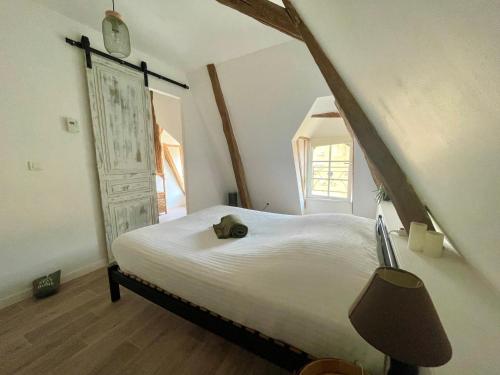 ein Schlafzimmer mit einem großen weißen Bett in einem Zimmer in der Unterkunft Appartement cosy vue sur le vignoble in Sancerre