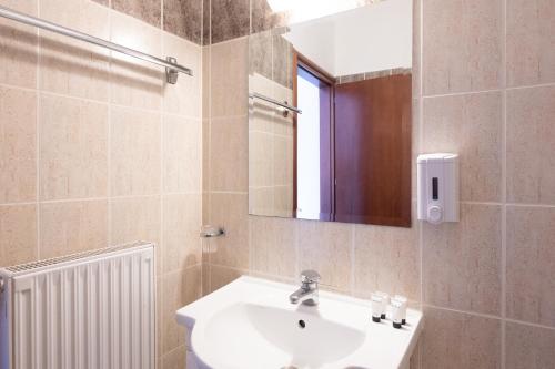 W łazience znajduje się umywalka i lustro. w obiekcie Hotel Akropol w Paralii Katerinis