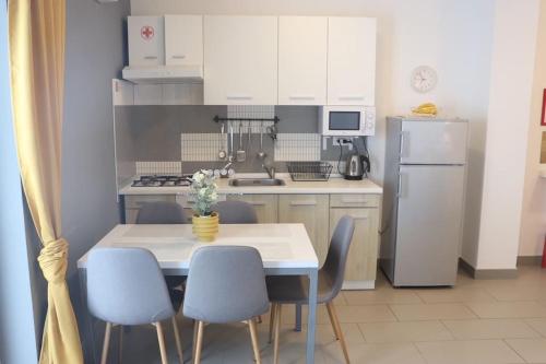 een keuken met een tafel en stoelen en een koelkast bij Apartment Nia&Nika Caska, Novalja with sea view and terrace in #N/A