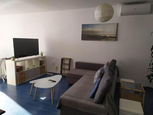 sala de estar con sofá y mesa en Beachfront apartment en Estepona