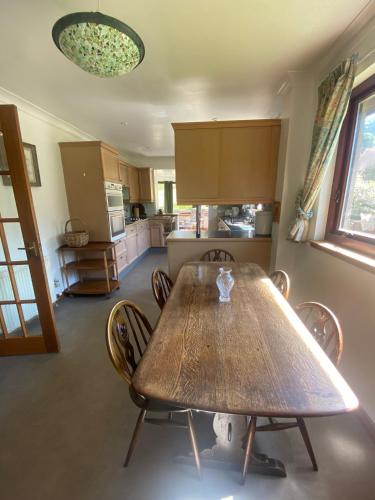 a kitchen with a table and chairs in a room at Drummond House - Pets welcome free, 3 acres of gardens, free parking in Brackley
