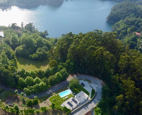 米尼奧河畔維埃拉的住宿－Ri&Vale Alojamentos，享有湖泊和道路的空中景致