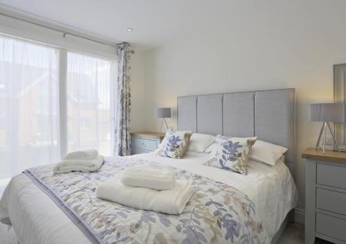 ein Schlafzimmer mit einem großen Bett mit zwei Handtüchern darauf in der Unterkunft Ons Huis in Southwold
