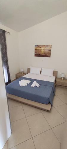 um quarto com uma cama com duas toalhas em Anna Maria Apartment em Skala Marion