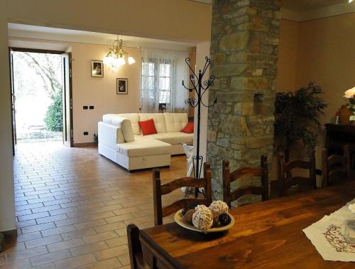 ein Wohnzimmer mit einem weißen Sofa und einem Tisch in der Unterkunft Agriturismo La Locanda del Cardinale in Poggio