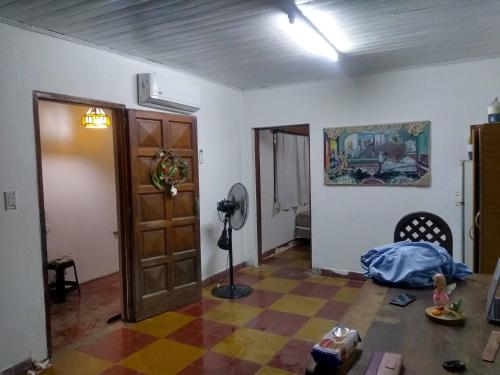 una habitación con una mesa y una puerta en La casita de Armi en Gualeguaychú
