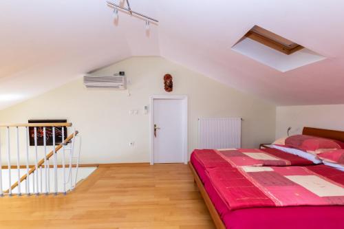 Ένα ή περισσότερα κρεβάτια σε δωμάτιο στο Apartments Rada i Stanislav