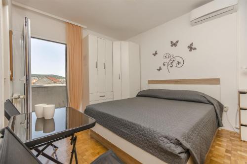 - une chambre avec un lit et une table en verre dans l'établissement Apartments Anita summer, à Vodice