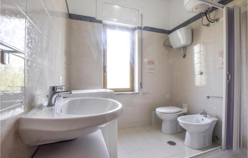 Marina di Strongoli的住宿－Nice Apartment In Marina Di Strongoli With 2 Bedrooms And Wifi，白色的浴室设有水槽和卫生间。