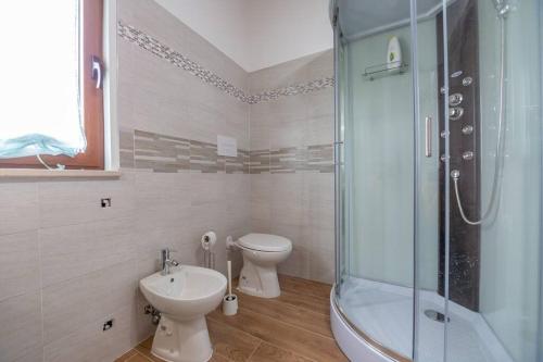 een badkamer met een toilet, een wastafel en een douche bij [La casa nel vigneto] - San Vito Chietino in Marina di San Vito