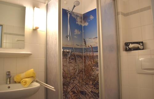 プレローにあるResi A4のバスルーム(シャワー、洗面台、トイレ付)