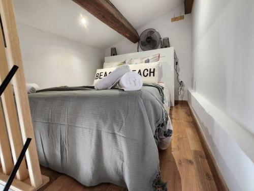 une chambre avec un lit avec deux serviettes dessus dans l'établissement Le panier de papet,central, proche plage catalan,tres calme,vue, à Marseille