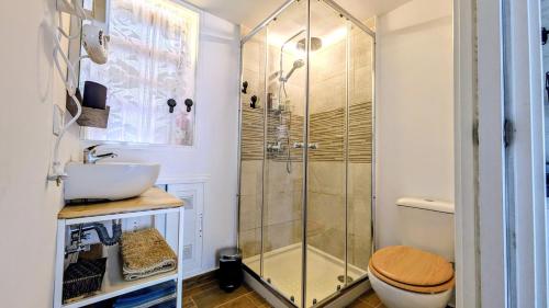 y baño con ducha, aseo y lavamanos. en Amplio apartamento independiente con terraza, en Brunete