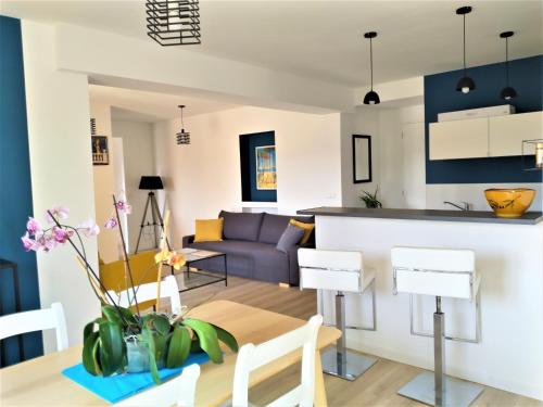 - un salon avec un canapé et une table dans l'établissement Superbe bas de villa 80 m2 très calme et frais avec vue magnifique 6 couchages, à La Londe-les-Maures