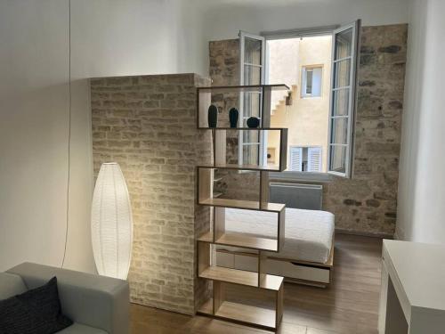 un salon avec un lit et une table dans l'établissement Le Multipliant, à Montpellier