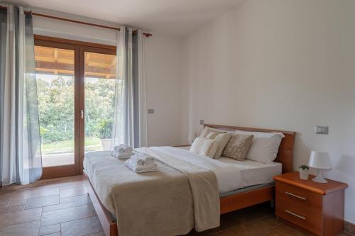 ein Schlafzimmer mit einem großen Bett und einem großen Fenster in der Unterkunft Villa Mura - YourPlace Abruzzo in Fossacesia