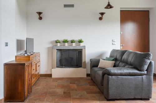ein Wohnzimmer mit einem Sofa und einem Kamin in der Unterkunft Villa Mura - YourPlace Abruzzo in Fossacesia