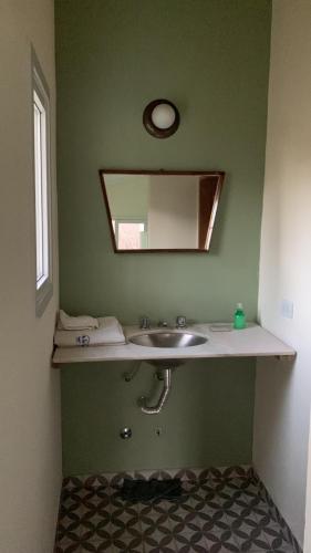 un baño con lavabo y espejo en La Casita, en Los Reartes