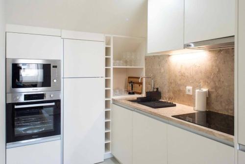 Una cocina o cocineta en Pardal 2B - Penthouse Apartment in Alcantara - parking nearby