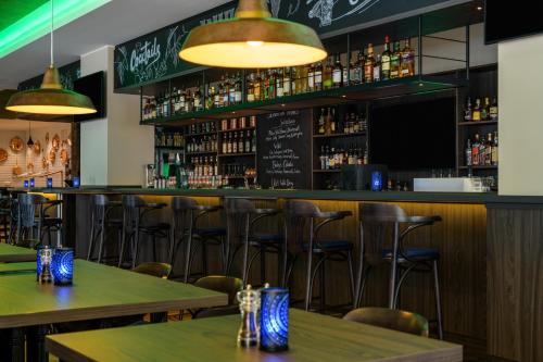 El salón o zona de bar de ibis Styles Bad Reichenhall