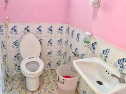 y baño con aseo y lavamanos. en แสงสง่ารีสอร์ท Saeng Sa-Nga Resort, 