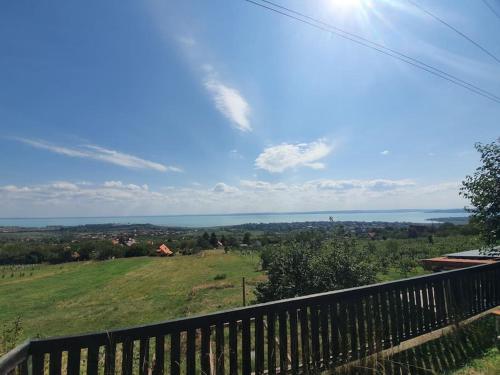 una vista sull'oceano dal balcone di una casa di Kisház a hegyen a Csopak