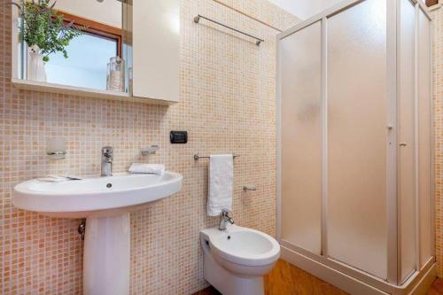 een badkamer met een wastafel, een toilet en een douche bij Tenuta Sicilia in Ostuni