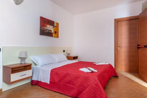 een slaapkamer met een bed met een rode deken bij Tenuta Sicilia in Ostuni