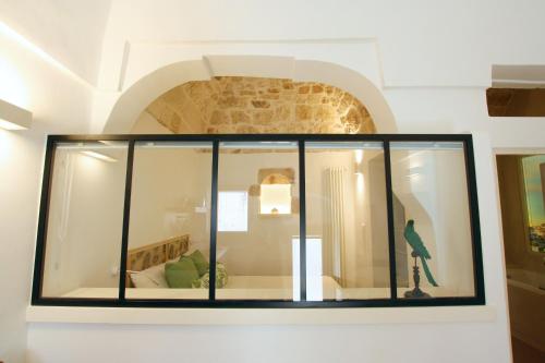 una vitrina en una habitación con sala de estar en Casa Mamaroca 63, en Ostuni