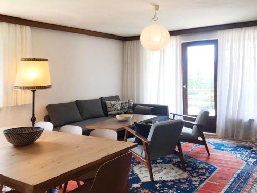 sala de estar con sofá, mesa y sillas en Haus Astrid, en Kitzbühel