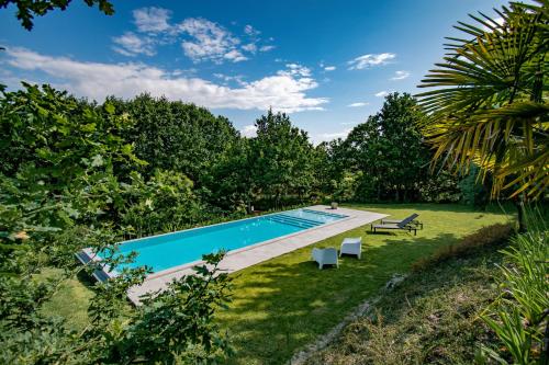 uma piscina no quintal de uma casa em Villas Prendal Eco Living - Minho's Guest em Guimarães