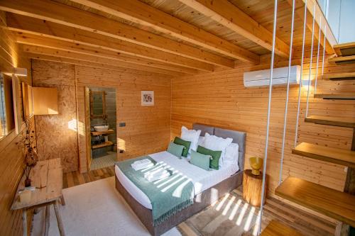 - une chambre avec un lit dans une pièce en bois dans l'établissement Villa Prendal Eco Living - Minho's Guest, à Guimarães