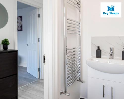 Bathroom sa Four Bedroom Holiday Home By Keysleeps Short Lets Free Parking By the Beach-Families