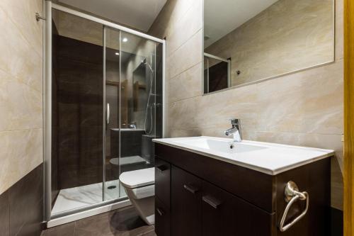 ONDARRA Suite Apartment في سان سيباستيان: حمام مع مرحاض ومغسلة ودش