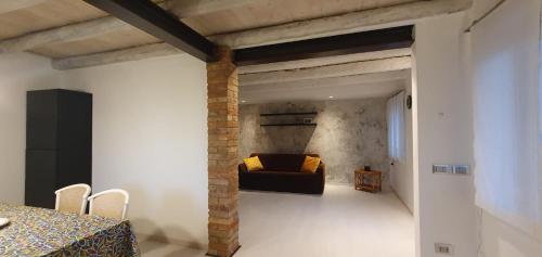 sala de estar con sofá y mesa en Casa vacanze Tredis, en Nogaredo di Prato