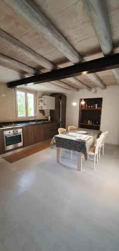 a kitchen with a table and chairs in a room at Casa vacanze Tredis in Nogaredo di Prato