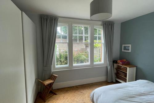 - une chambre avec un lit et une grande fenêtre dans l'établissement Luxury large coastal retreat near the sea, à Deal