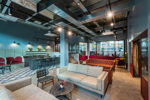 ein Wohnzimmer mit Sofa und Tisch in der Unterkunft For Students Only - The Valentine in London in Ilford