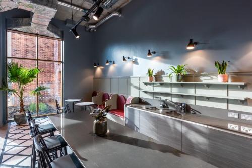 eine Küche mit Spüle und Theke mit Stühlen in der Unterkunft For Students Only - The Valentine in London in Ilford