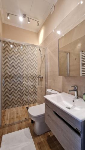 W łazience znajduje się toaleta, umywalka i prysznic. w obiekcie Urban Haven w mieście Subotica