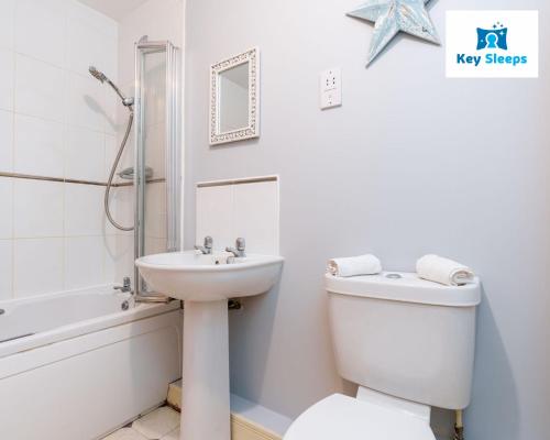 een witte badkamer met een wastafel en een toilet bij One Bedroom Apartment At Keysleeps Short Lets Central Location Leisure Contractor Free Parking in Hull