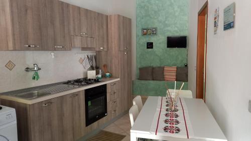 A kitchen or kitchenette at Casa vacanze Alfano