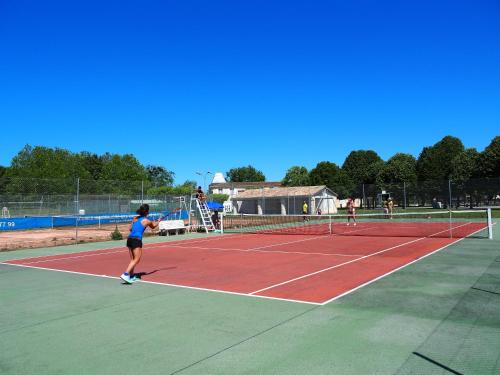 Tenis a/nebo squash v ubytování Camping Le Sorlut nebo okolí