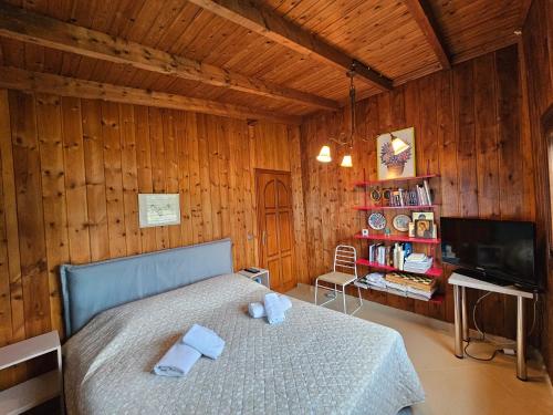 1 dormitorio con 1 cama con 2 toallas en Athos SEAgull wagon, en Ouranoupoli