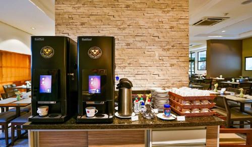 Dos máquinas de café en un mostrador de un restaurante. en Flat Beira Mar em Boa Viagem - Belíssima vista para o MAR, en Recife