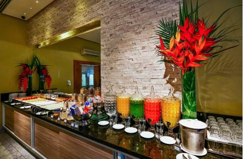 Un bar con muchas bebidas de diferentes colores en un mostrador. en Flat Beira Mar em Boa Viagem - Belíssima vista para o MAR, en Recife