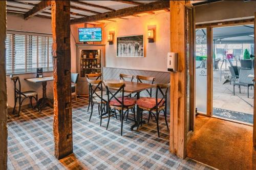 Un restaurante u otro lugar para comer en Charming 1-Bed loft in Caerleon