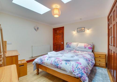 Postel nebo postele na pokoji v ubytování Penfeidr Cottage