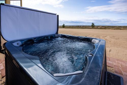 einen Whirlpool auf der Rückseite eines Trucks in der Unterkunft Seaview Villa Resort in Kalajoki