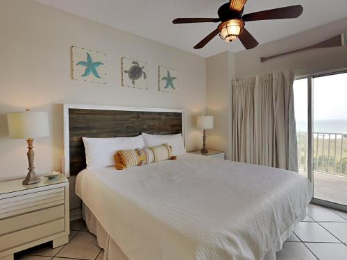 een slaapkamer met een bed en een plafondventilator bij Tidewater orange Beach 209 in Orange Beach